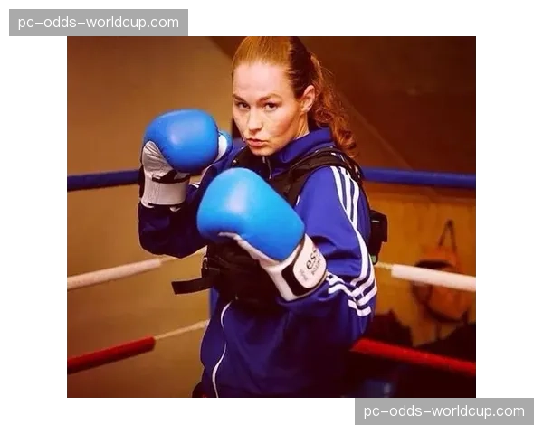 克拉雷莎·希尔兹十回合点胜,继续保持女子拳坛P4P榜首位置 克拉雷莎·希尔兹十回合点胜,继续保持女子拳坛P4P榜首位置