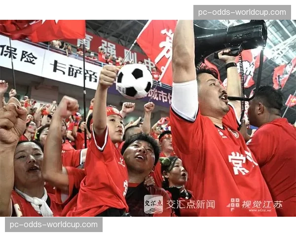 现场花絮：南特小球迷冲入场内拥抱偶像，被安保人员友好带离